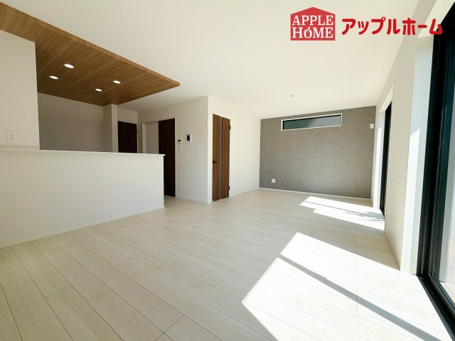 [新築住宅] さいたま市北区今羽町 3期 全8棟の居間・リビング|広々リビング×対面キッチンで家族の会話も弾みます♪家族団らんの秘訣は間取りにあり☆夢のマイホームを一緒に叶えましょう！