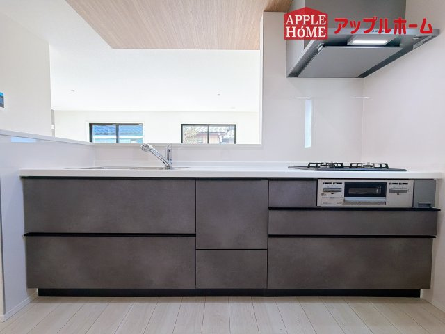 [新築住宅] さいたま市北区今羽町 3期 全8棟のキッチン|見栄えもよくお手入れもスムーズに出来ます。豊富な収納力もございますので、キッチンスペースをスッキリとお使い頂けそうです。