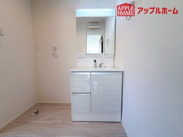 [新築住宅] さいたま市北区今羽町 3期 全8棟の独立洗面台|ゆとりの洗面スペースで朝の身支度も快適スムーズに。３面鏡で髪のセットやお化粧もストレスなくこなせ、朝から気分良く通勤通学に向かえそうですね！鏡の裏にはたっぷりと収納スペースを標準装備
