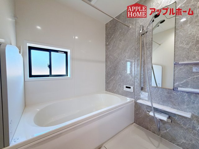 [新築住宅] さいたま市北区今羽町 3期 全8棟の浴室|窓付きのバスルームは、採光もあり明るく気持ちの良い空間です。窓があることで、換気環境も良好。掃除もスムーズに出来ます