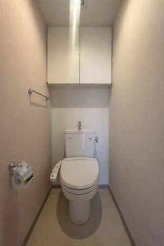 広々ルーフバルコニー／３方角住戸／D'クラウディア瀬谷のトイレ