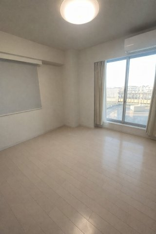 広々ルーフバルコニー／３方角住戸／D'クラウディア瀬谷の洋室