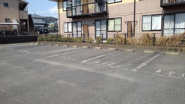 メゾンフルールＢの駐車場