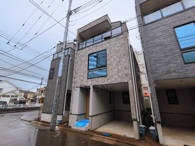 【外観】 | 西東京市下保谷１丁目　新築戸建て　B号棟 | 窓位置や開放的なエクステリアも含めた美しいトータルパッケージ