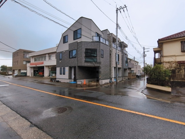 【前面道路含む現地写真】 | 西東京市下保谷１丁目　新築戸建て　B号棟 | 前面道路の見通しが良い為、駐車もストレス無く行なえそうです