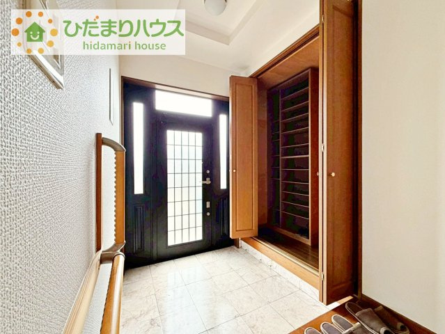 【玄関】 | 筑西市みどり町１丁目　中古戸建 | スニーカーマニアも納得の天井まであるシューズボックス!(^^)!