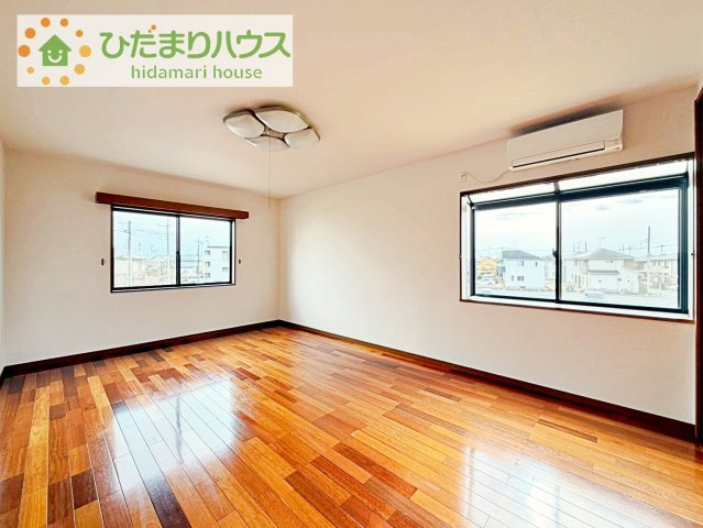 【寝室】 | 筑西市みどり町１丁目　中古戸建 | 広めの主寝室は、ベッドの他にもパソコンデスクやドレッサーなども置けちゃいます(*^-^*)