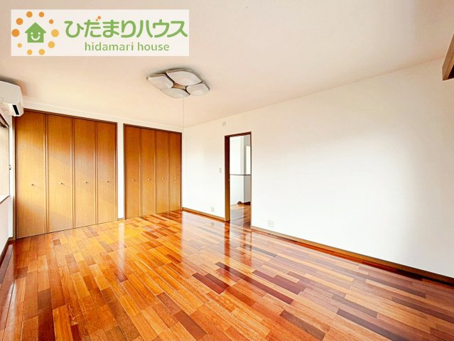 【寝室】 | 筑西市みどり町１丁目　中古戸建 | 大きなベッドを置いても余裕の広さの主寝室♪