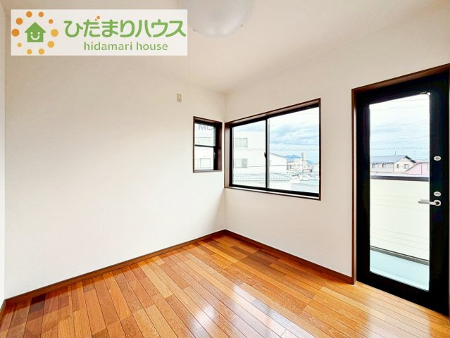 【洋室】 | 筑西市みどり町１丁目　中古戸建 | 窓が多く、明るい空間を演出してくれます(*^^*)