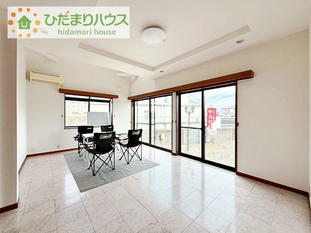 【居間・リビング】 | 筑西市みどり町１丁目　中古戸建 | お子様が元気に遊べる広々としたリビングです！
