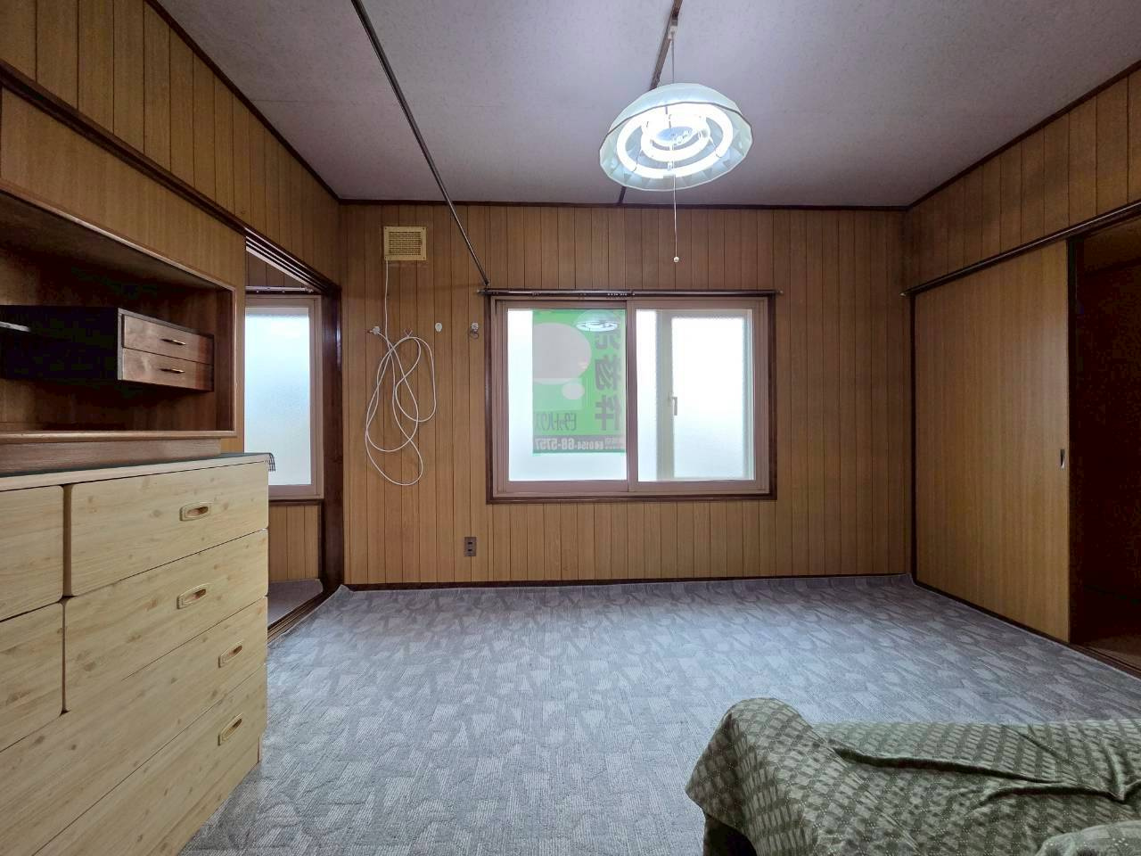 桜ケ岡1丁目　中古住宅の洋室|階段手前