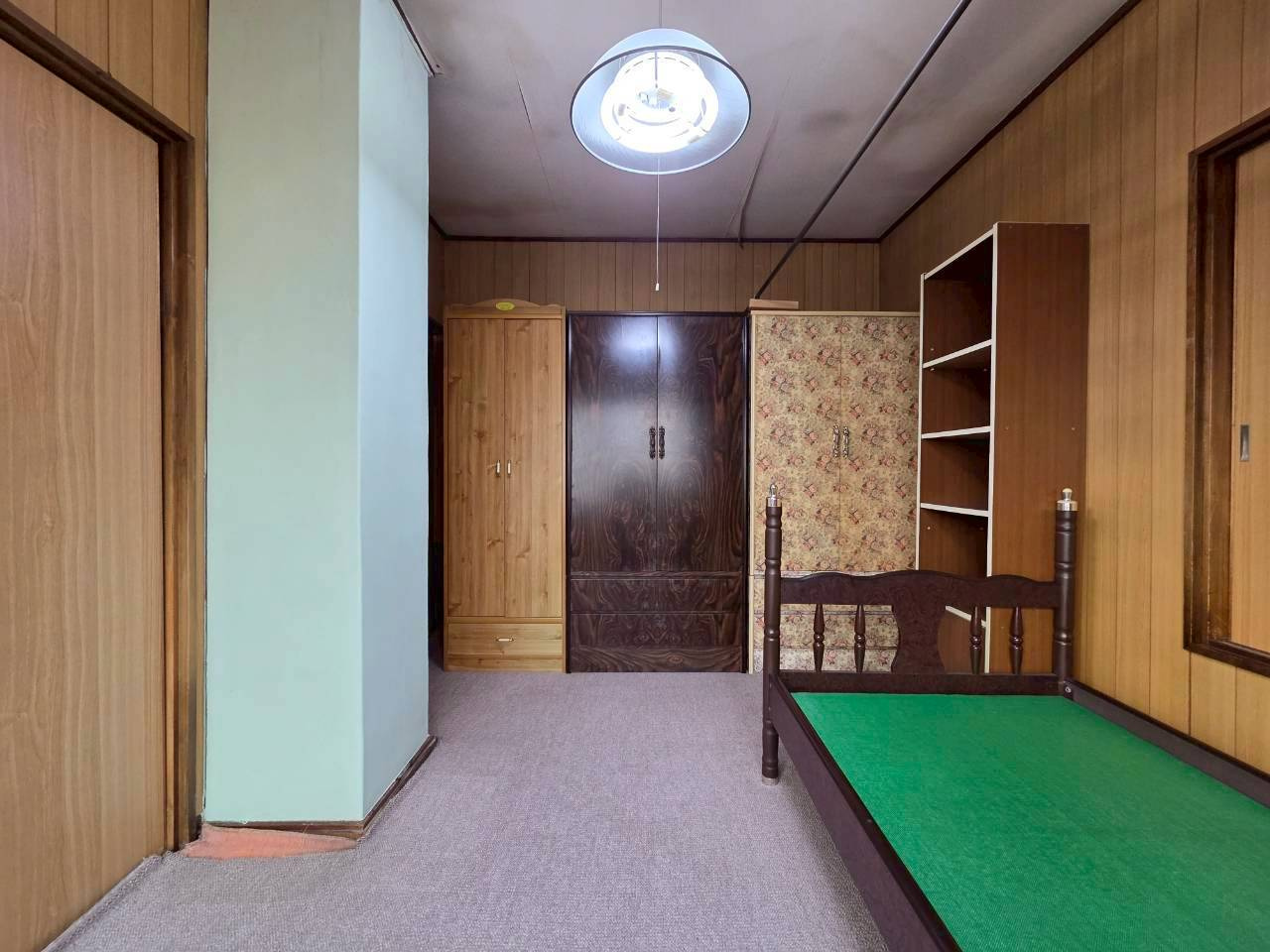 桜ケ岡1丁目　中古住宅の洋室|階段奥