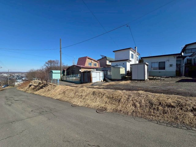 桜ケ岡1丁目　中古住宅の前面道路含む現地写真