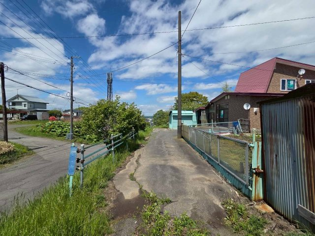 桜ケ岡1丁目　中古住宅の前面道路含む現地写真