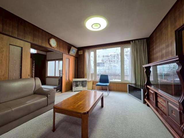 桜ケ岡1丁目　中古住宅の居間・リビング|リビング8帖