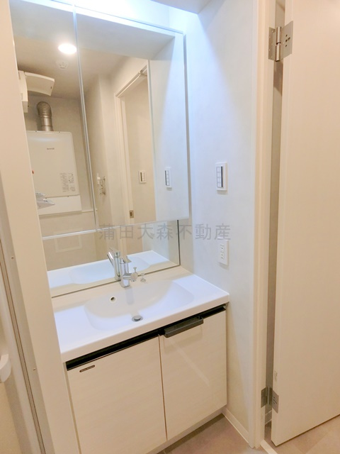 SUN Residenceサンレジデンスの洗面所|洗面脱衣所　2面鏡の独立洗面台