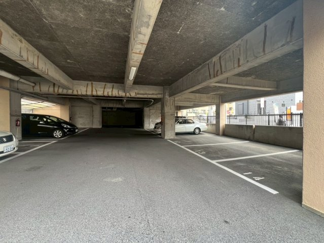 潮見が丘ハイツの駐車場