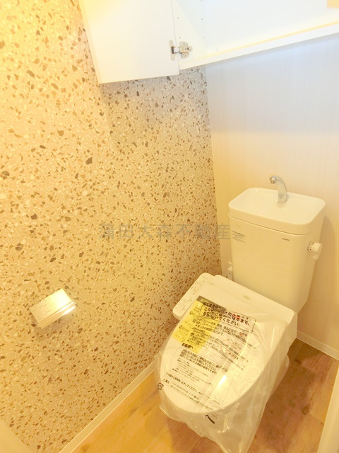 SUN Residenceサンレジデンスのトイレ|棚収納と温水洗浄便座付きのトイレ