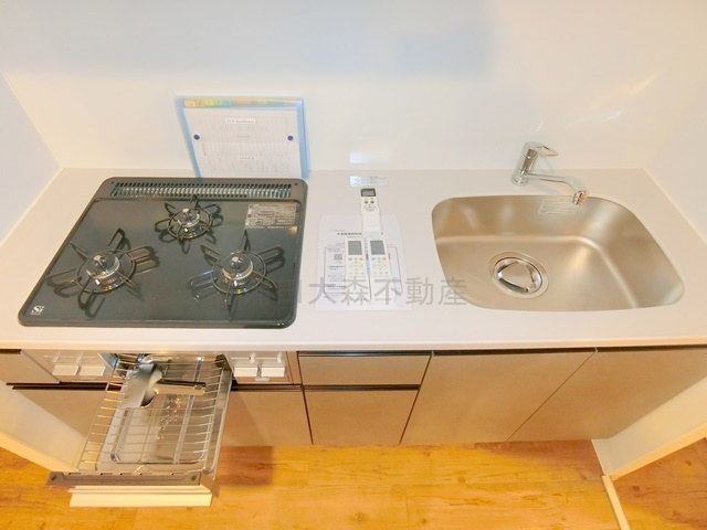 SUN Residenceサンレジデンスのキッチン|3口ガスグリル付システムキッチン