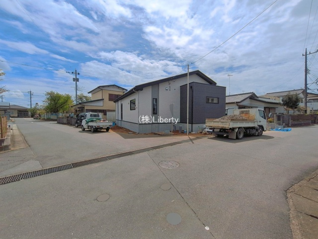 土浦市板谷6期　新築戸建の前面道路含む現地写真