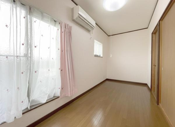 【洋室】 | 大きな窓からたっぷりと陽光が注がれる明るい空間。家族の成長に対応できる永住仕様の間取り。一日の疲れをいやしてくれる主寝室。時を忘れて過ごす場所として過ごせるお部屋ですね♪