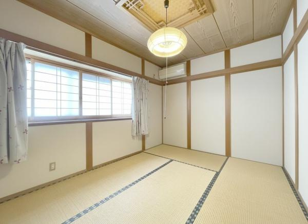 【寝室】 | 明るい陽射しが射し込む心地良い空間です♪