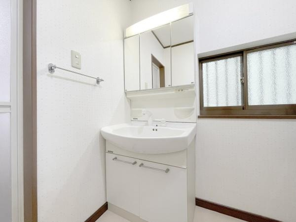 【独立洗面台】 | 使い勝手の良い洗面所です！
髪のセットやお化粧もストレスなくこなせ、朝から気分良く通勤通学に向かえそうですね！