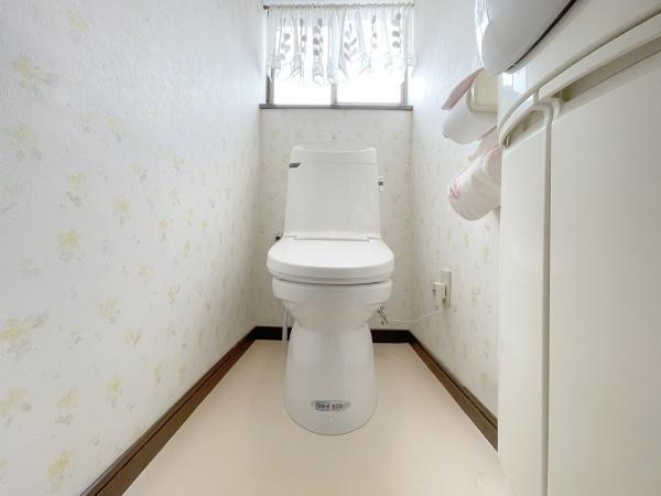 【トイレ】 | 窓があるので、換気しやすく匂いもこもりません♪暗くなりがちなトイレも明るいですよ♪