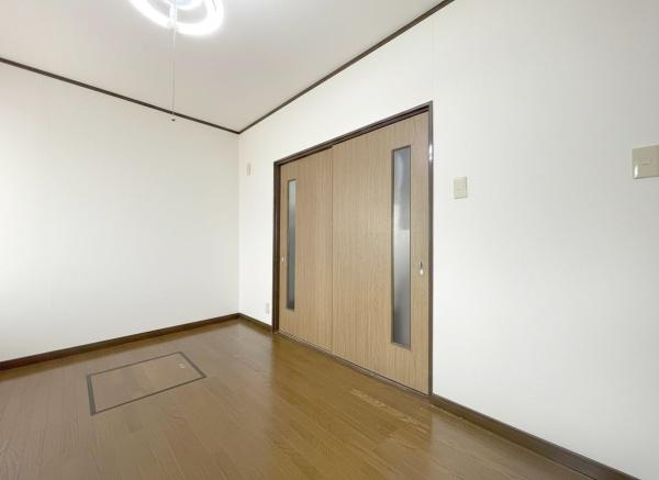 【内装】 | 7帖のダイニングキッチン！
食事と楽しい会話が始まる。話に夢中になりすぎて、ついつい時を忘れてしまう。そんな束の間の幸せを感じさせてくれる場所。