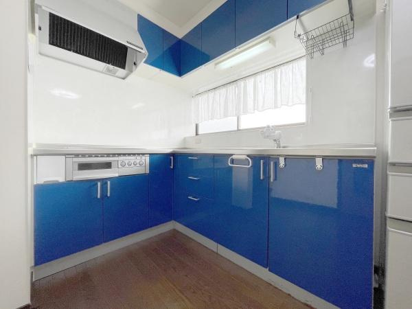 【キッチン】 | ご家族みんなで調理ができる位のスペースを実現したキッチン空間となっております。みんなで作った料理を召し上がりながらの会話は至福のひとときになるはずです♪