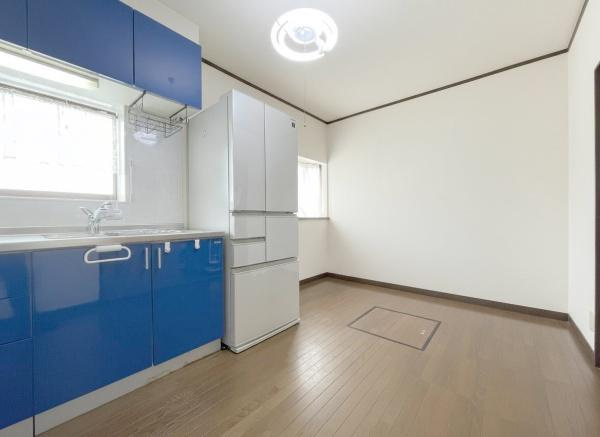 【キッチン】 | 窓があるので換気が必要なときにすぐに風を通すことができます！
空間が広く感じられ、開放感ありますね！
