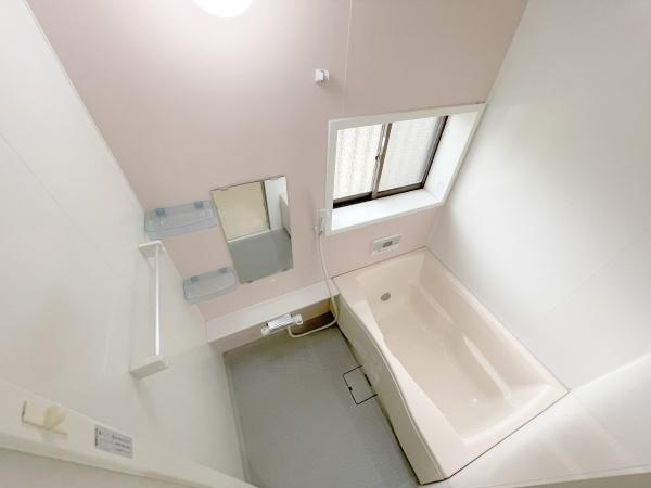 【浴室】 | 毎日の疲れを癒やすバスタイムを。
空気が籠らない様に小窓も設置しております。