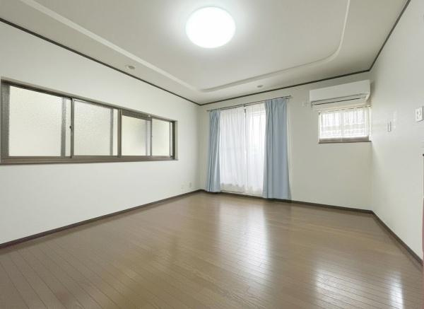 【居間・リビング】 | ここにはみんなが集い、食事と楽しい会話が始まる。話に夢中になりすぎて、ついつい時を忘れてしまう。そんな束の間の幸せを感じさせてくれる場所。