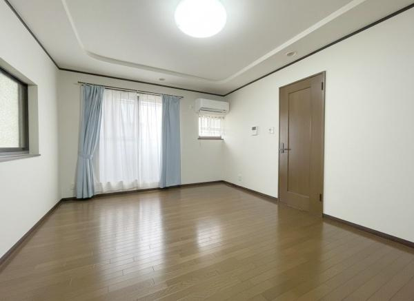 【居間・リビング】 | 室内にいても、たっぷりの陽光と爽やかな風を感じて頂けます！
ご家族と穏やかに過ごす、心地の良い時間が流れます。