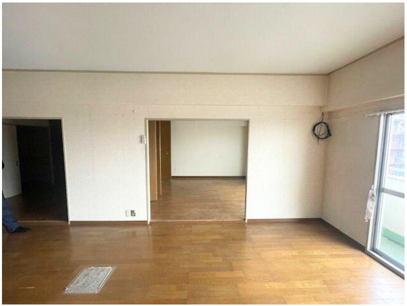 イトーピア向日マンションの居間・リビング|LDKから隣室の洋室にアクセスができ、動線が短く済みます◎