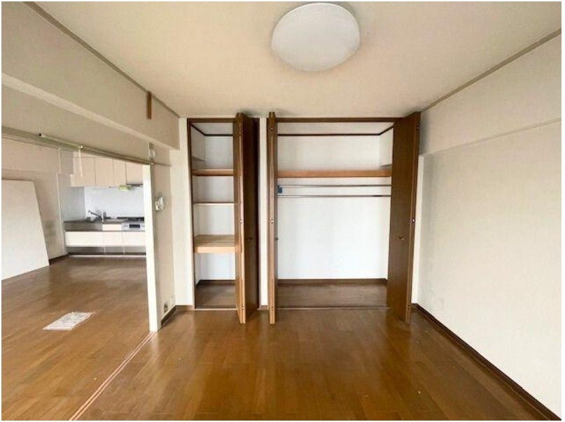 イトーピア向日マンションの収納|天井高、壁面いっぱいのクローゼット収納です。
散らかりがちな荷物をすっきりと収納できます。