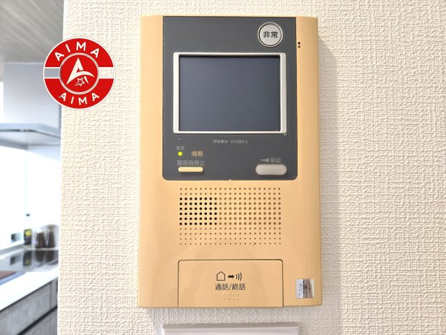 原グリーンハイツのセキュリティ|玄関を開ける前に、室内のモニターで来訪者の顔と姿をしっかりと確認できるTVモニター付きインターホンを完備。