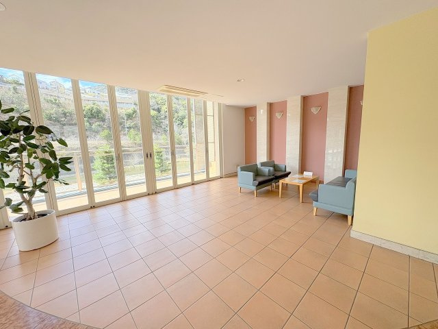 リーデンススクエア宝塚リバージュのロビー|落ち着いたロビーです