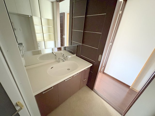 リーデンススクエア宝塚リバージュの洗面所|明るい洗面所です