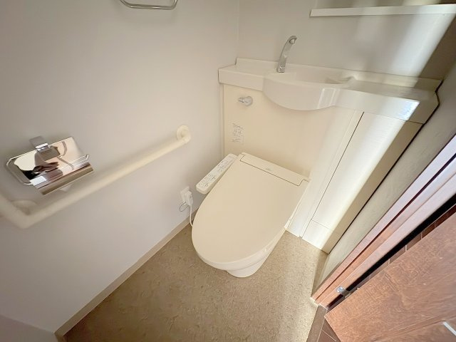 リーデンススクエア宝塚リバージュのトイレ|落ち着いた色調のトイレです
