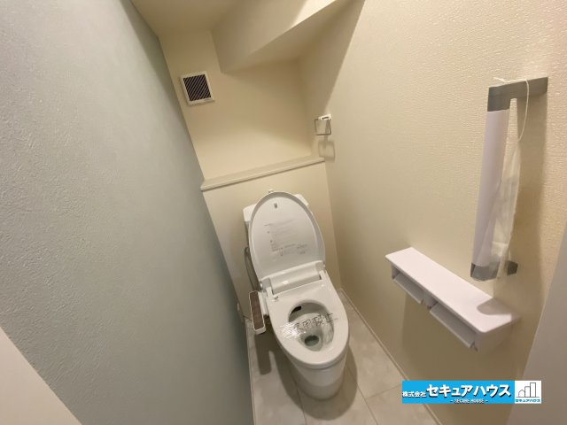 【完成】知多市梅が丘1丁目のトイレ|【高機能トイレ】
◆高機能トイレの多くは便器のフタの開閉が自動であり、使用後に手動で水を流す面倒もなく非常に便利です。スタイリッシュな見た目で、お掃除しやすく、節水効果が高いです。
