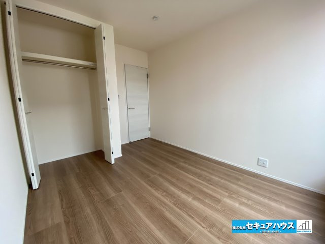 【完成】知多市梅が丘1丁目の洋室|【洋室】
◆広々とした居住空間は日々の暮らしを彩り、心のやすらぎと満足感を与えてくれます。通風と採光を考慮した設計は子供たちはのびのび育ち、家族でくつろぎと団らんを生み出します。