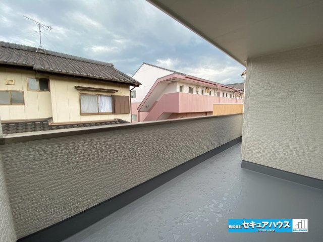 【完成】知多市梅が丘1丁目のバルコニー|【バルコニー】
◆見晴らしもよく、太陽の温かな温もりをめいっぱい受け止めてくれます。
太陽の光と爽やかな風を受けたお洗濯物はあっという間に乾き、取りこむ時には太陽の匂いを感じられそうですね。　