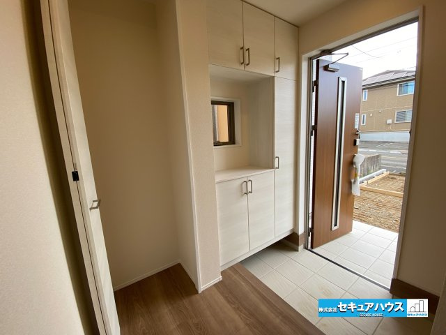 【完成】知多市梅が丘1丁目の玄関|【玄関
◆お家に出会う人々を迎える玄関だからこそ、広々清潔感あふれる空間にしたいものです。採光・通風にも配慮された設計で毎日明るい空間をキープします♪