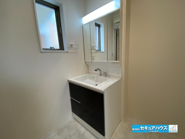 【完成】知多市梅が丘1丁目の独立洗面台|【洗面台】
◆鏡の裏にはたっぷりと収納スペースを標準装備！
◆電源を付属しているのでドライヤーなど利用できます。