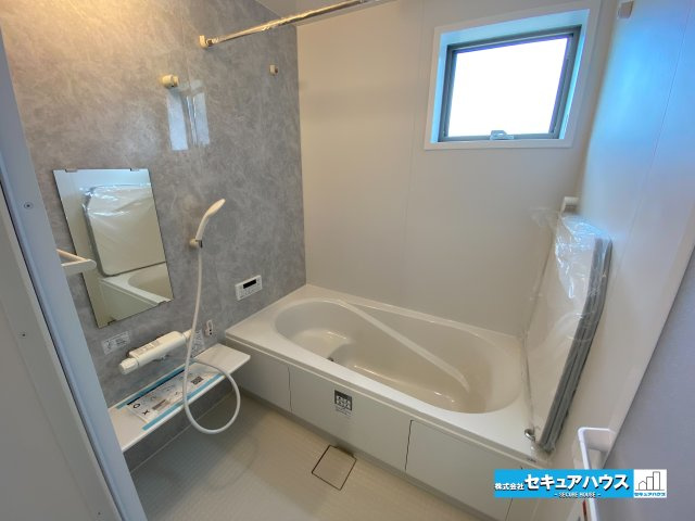 【完成】知多市梅が丘1丁目の浴室|【浴室】
◆アクセントパネルで落ち着きのある雰囲気を演出します。毎日の疲れを癒やすバスタイムをお楽しみ下さい！
◆窓付きで、カビの繁殖を抑える効果があります。
