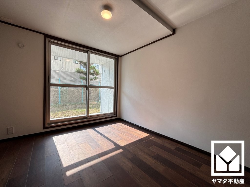 夙川第三コーポラスの寝室|約4.9帖の洋室です。全室専用庭に繋がるお部屋となっております。風通しが良く、明るい陽光がたっぷり差し込む心地よい生活空間です。