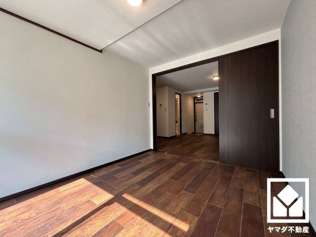 夙川第三コーポラスの寝室|リビングに隣接する引き戸のお部屋で、一体利用も可能です。