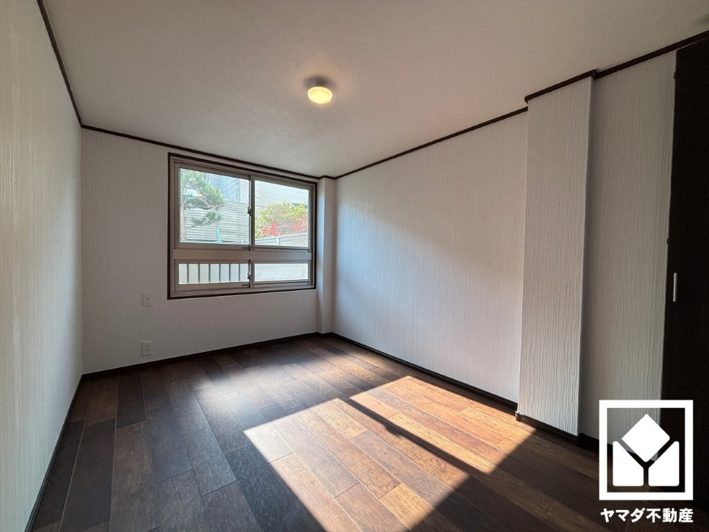 夙川第三コーポラスの子供部屋|約5.1帖の洋室です。大きな窓からは明るい光が降り注ぎます。柔らかな光が差し込むお部屋で、快適で落ち着いた生活をお送りいただけます。