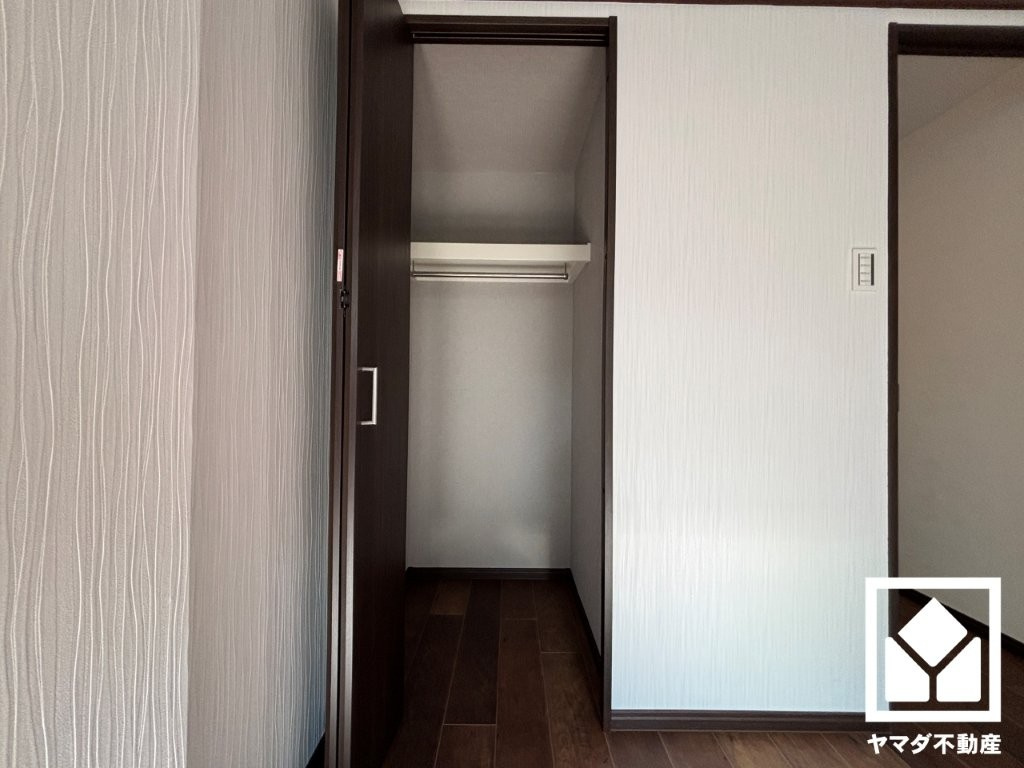 夙川第三コーポラスの収納|新たに家具を買わなくても良いので、ハンガーパイプ付きのクローゼットは嬉しいですね。奥行きがあるので、収納力も申し分ありません。